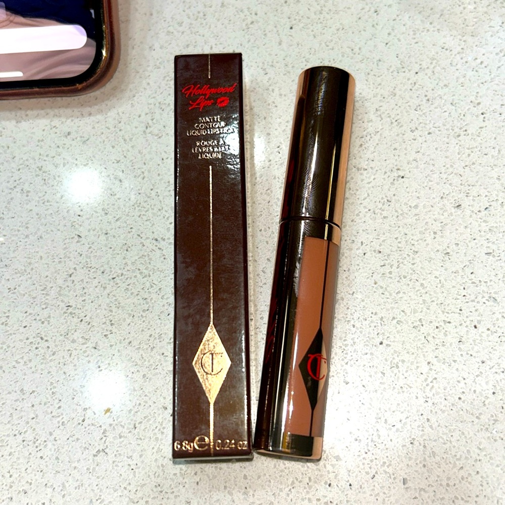 NIB CHARLOTTE TILBURY  Hollywood lips
Color: CHARLOTTE DARLING NUDE
.24 oz
NIB